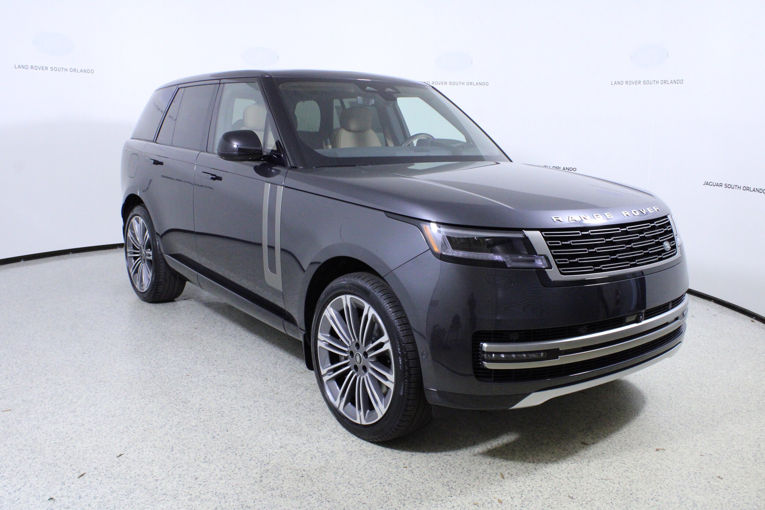 2025 Land Rover Range Rover SE photo 3
