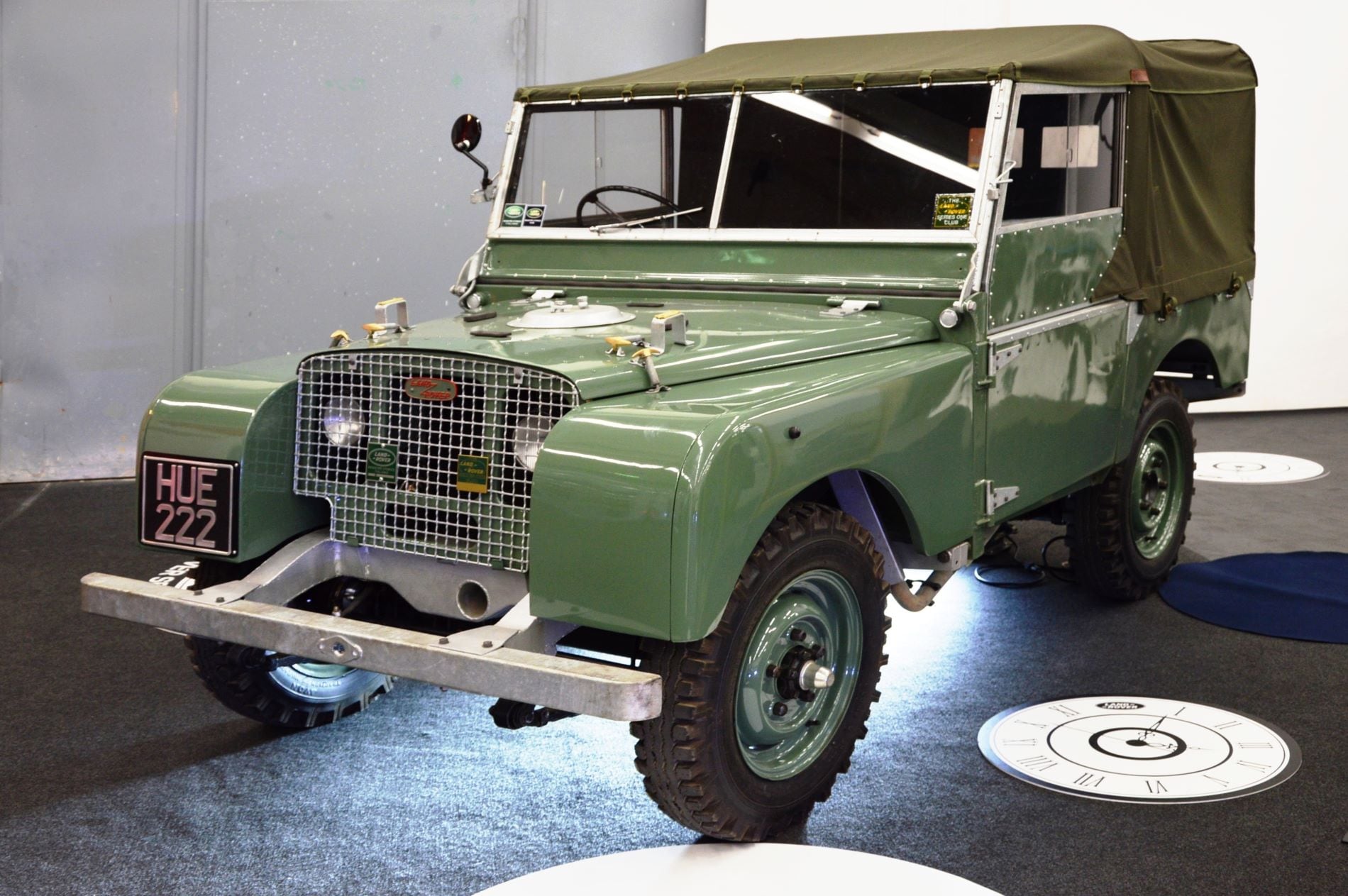 An image showing the various engine options available for the Land Rover Defender model.
