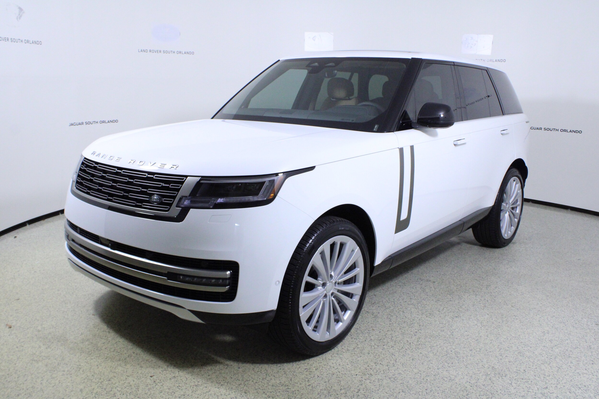 2025 Land Rover Range Rover SE photo 4