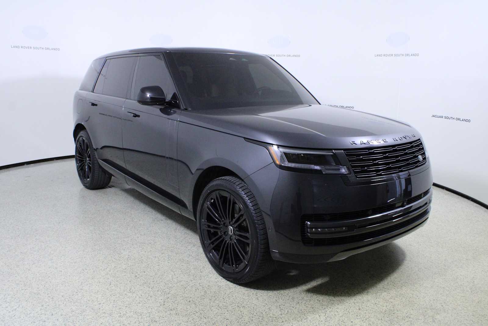 2024 Land Rover Range Rover SE photo 3