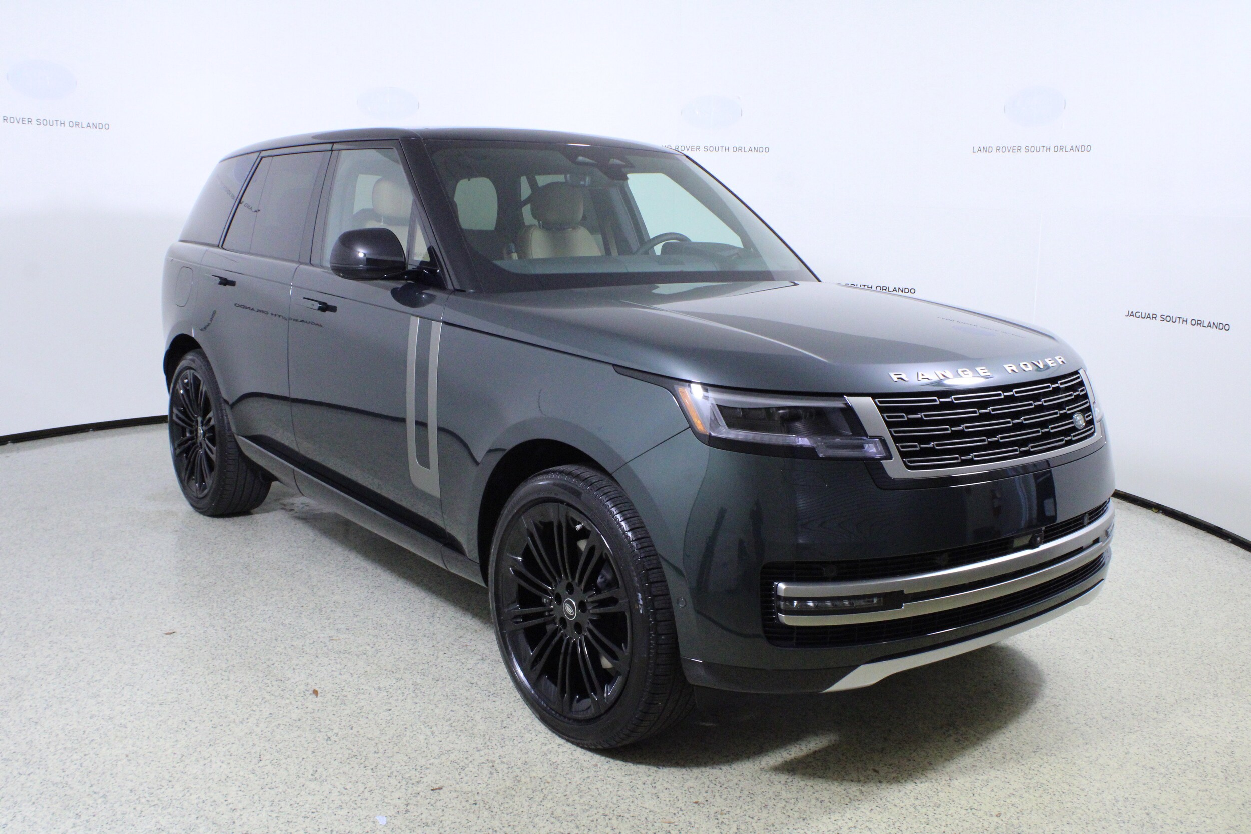 2025 Land Rover Range Rover SE photo 3