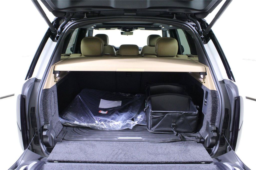 2026 Land Rover Range Rover SE - Photo 9