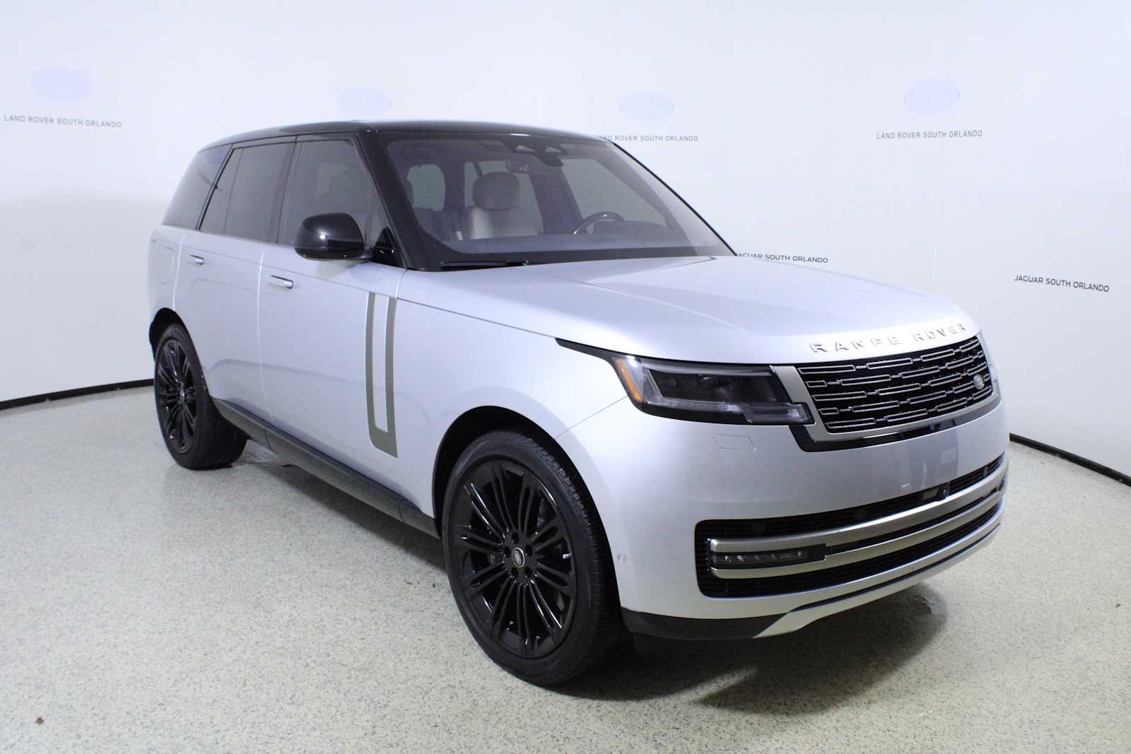 2023 Land Rover Range Rover SE photo 3