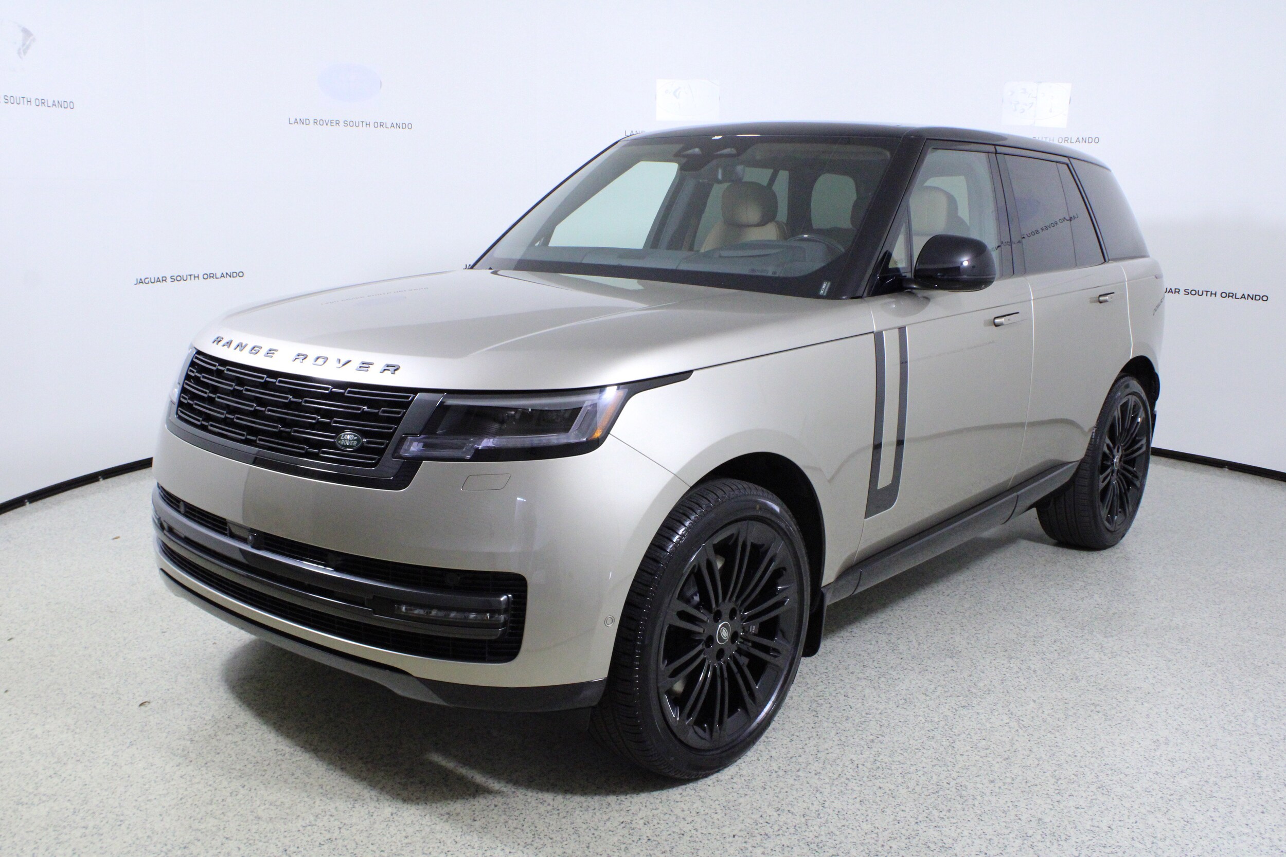 2025 Land Rover Range Rover SE photo 4