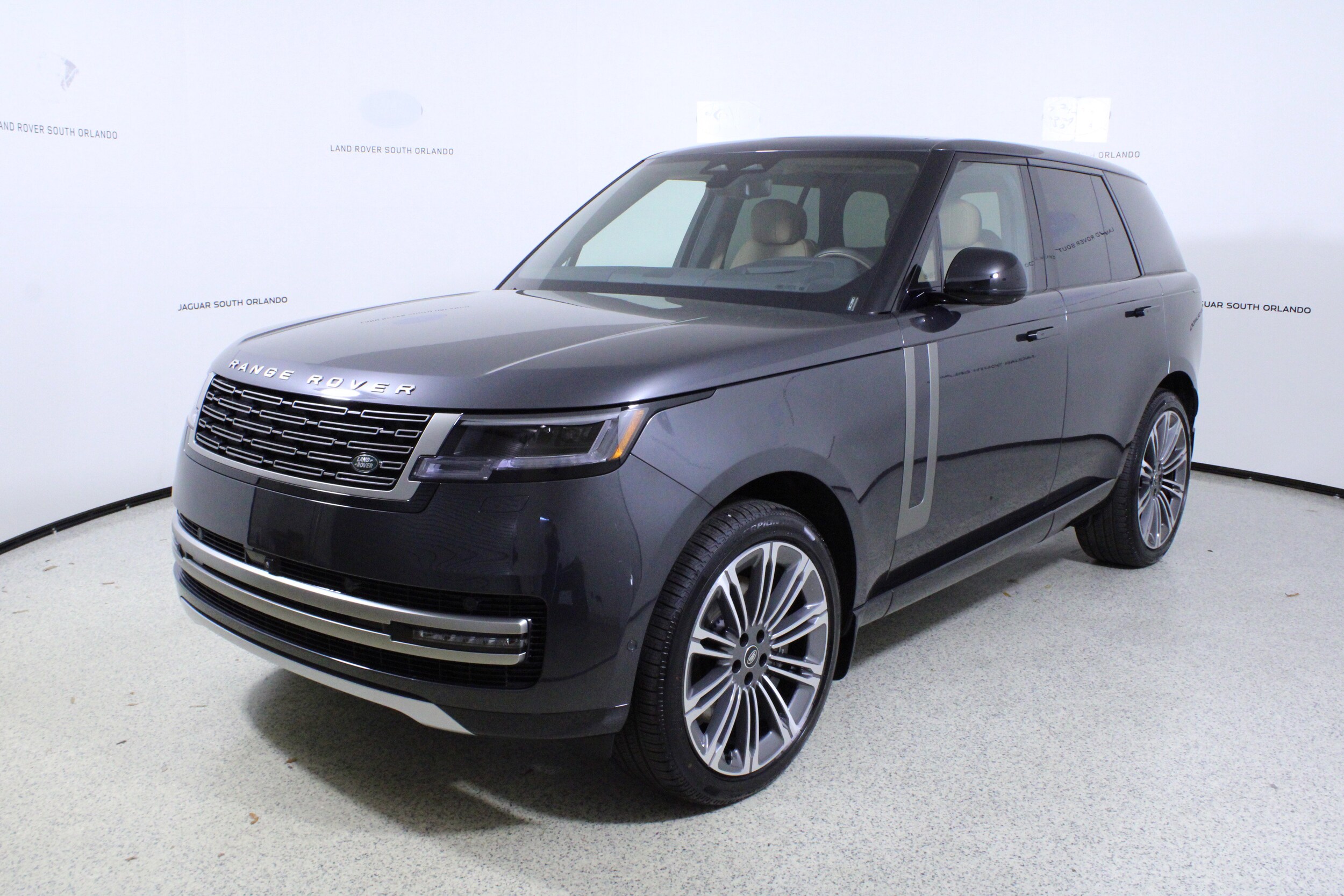 2025 Land Rover Range Rover SE photo 4