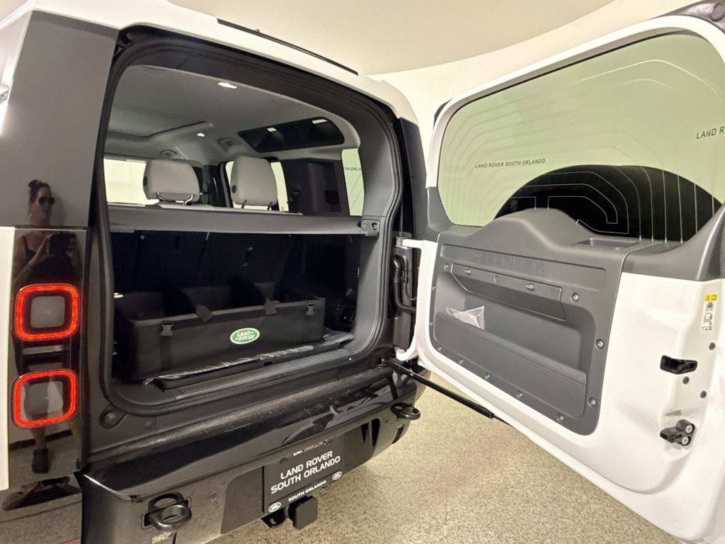 2026 Land Rover Defender X-Dynamic SE - Photo 18