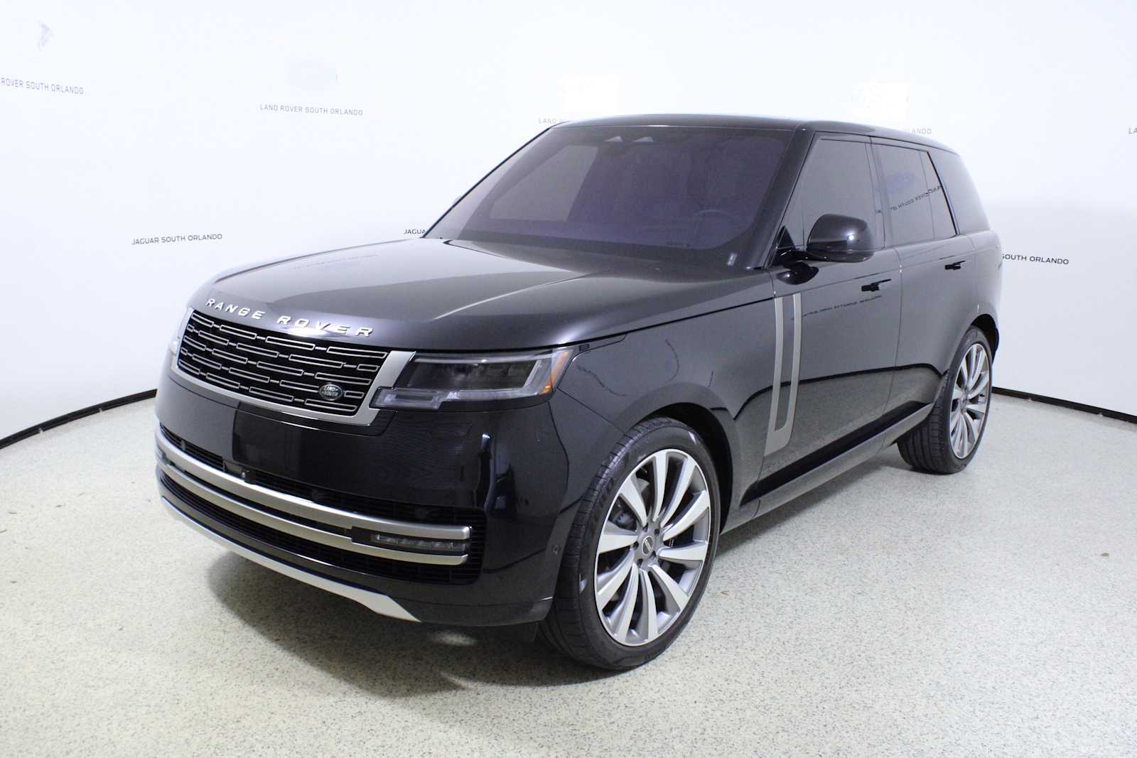 2023 Land Rover Range Rover SE photo 4