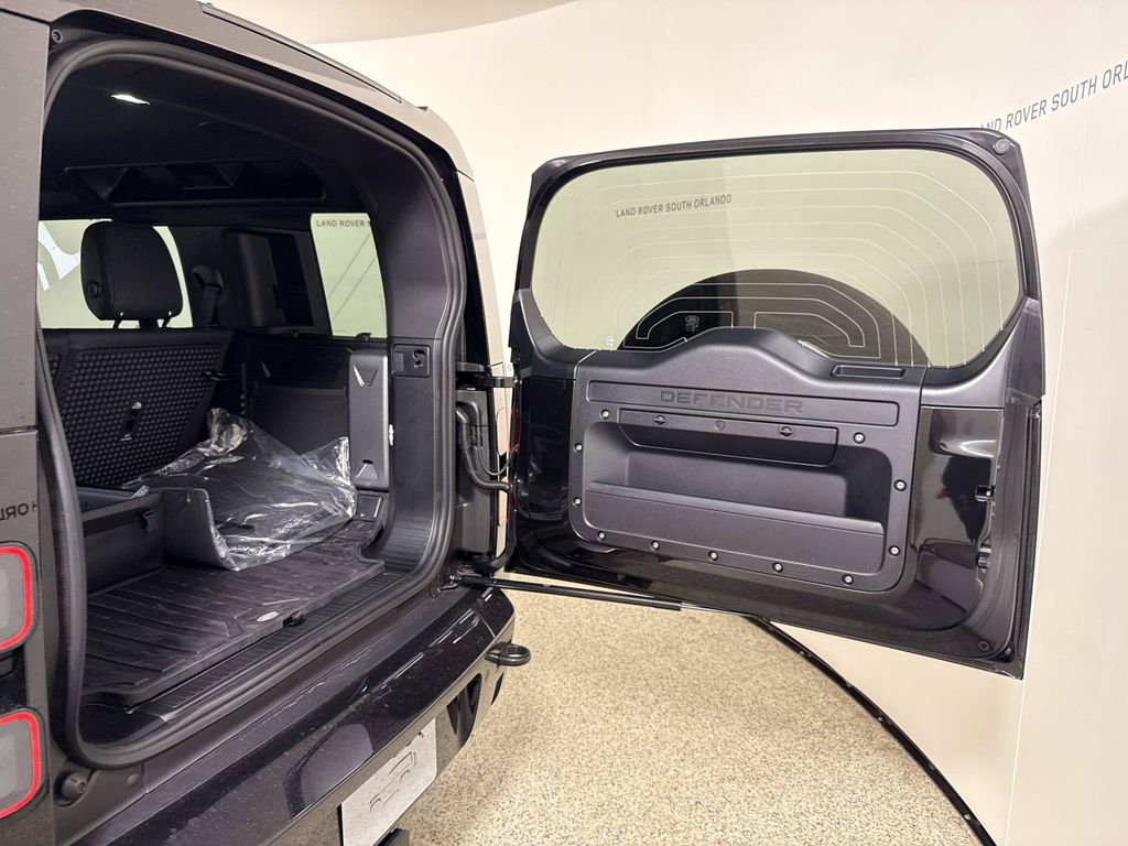 2026 Land Rover Defender X-Dynamic SE - Photo 11