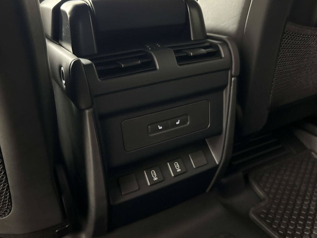 2026 Land Rover Defender X-Dynamic SE - Photo 14