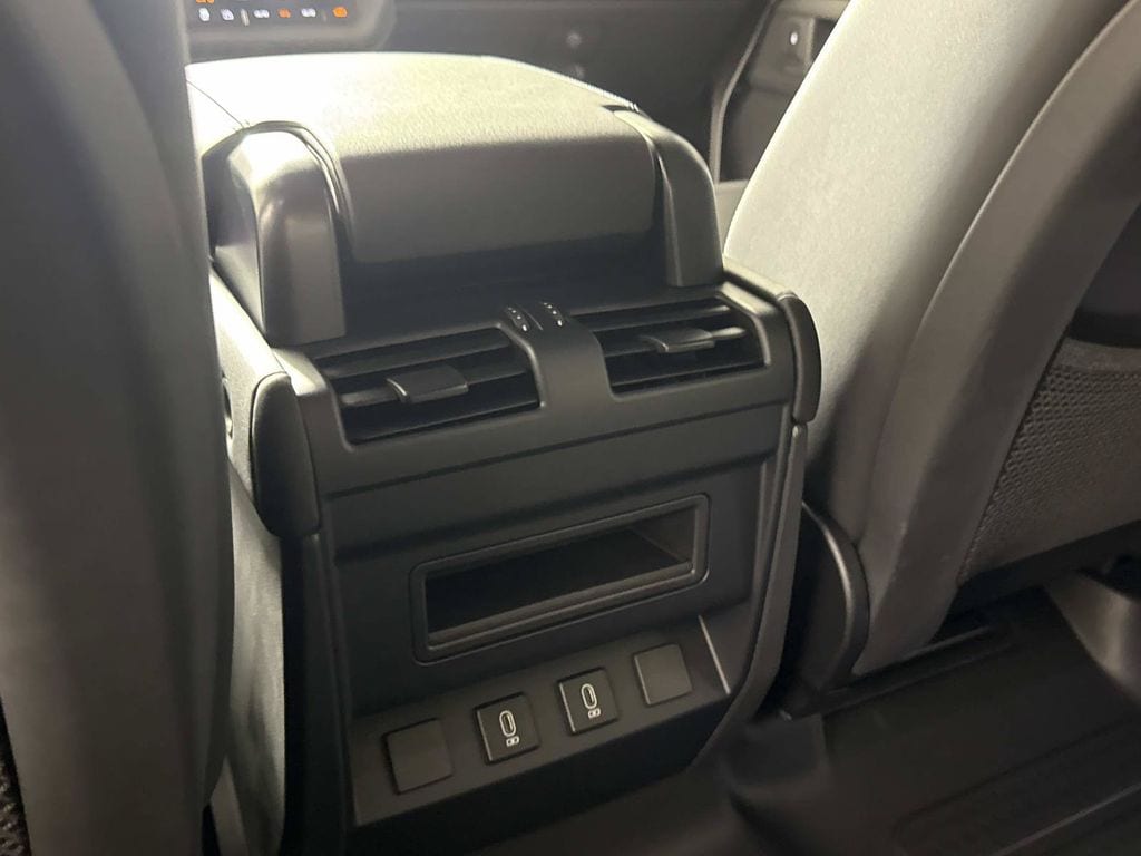 2026 Land Rover Defender X-Dynamic SE - Photo 14