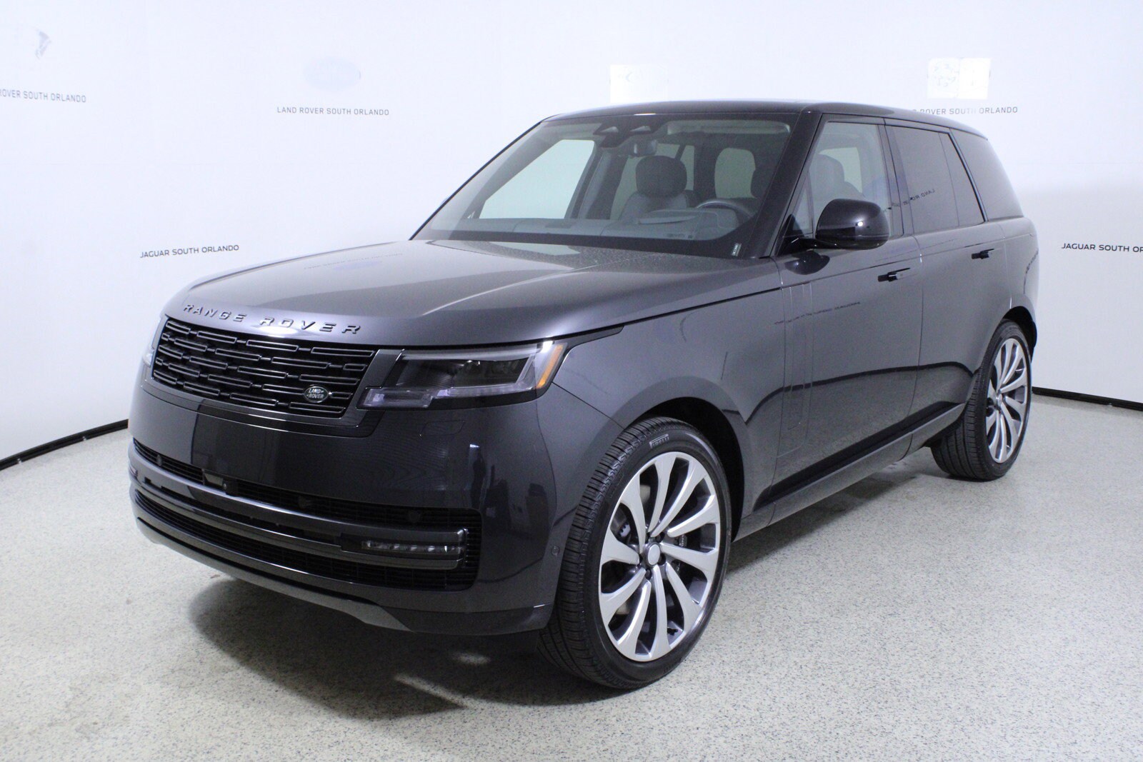 2025 Land Rover Range Rover SE photo 4