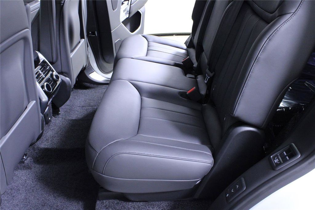 2026 Land Rover Range Rover SE - Photo 10