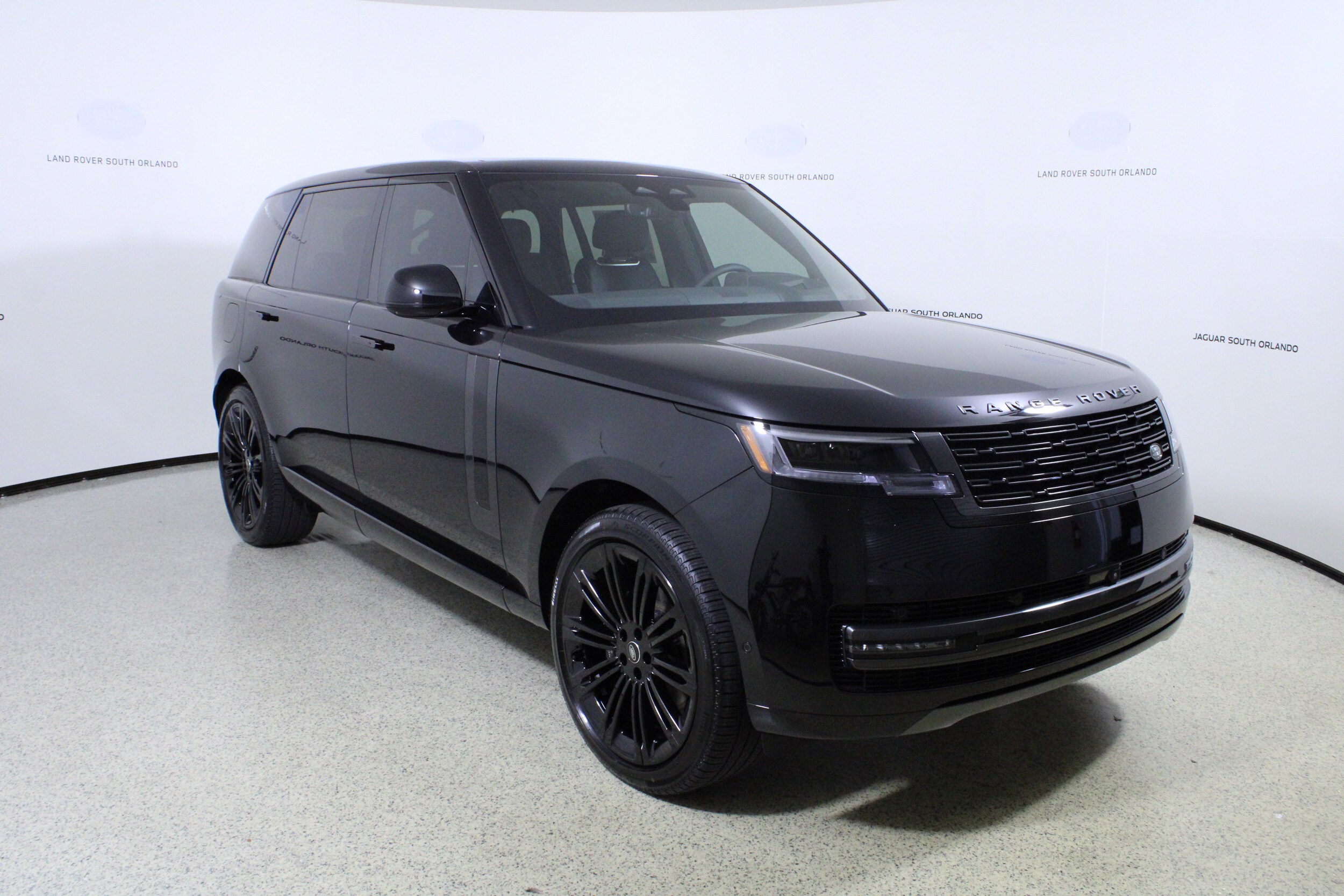 2025 Land Rover Range Rover SE photo 3