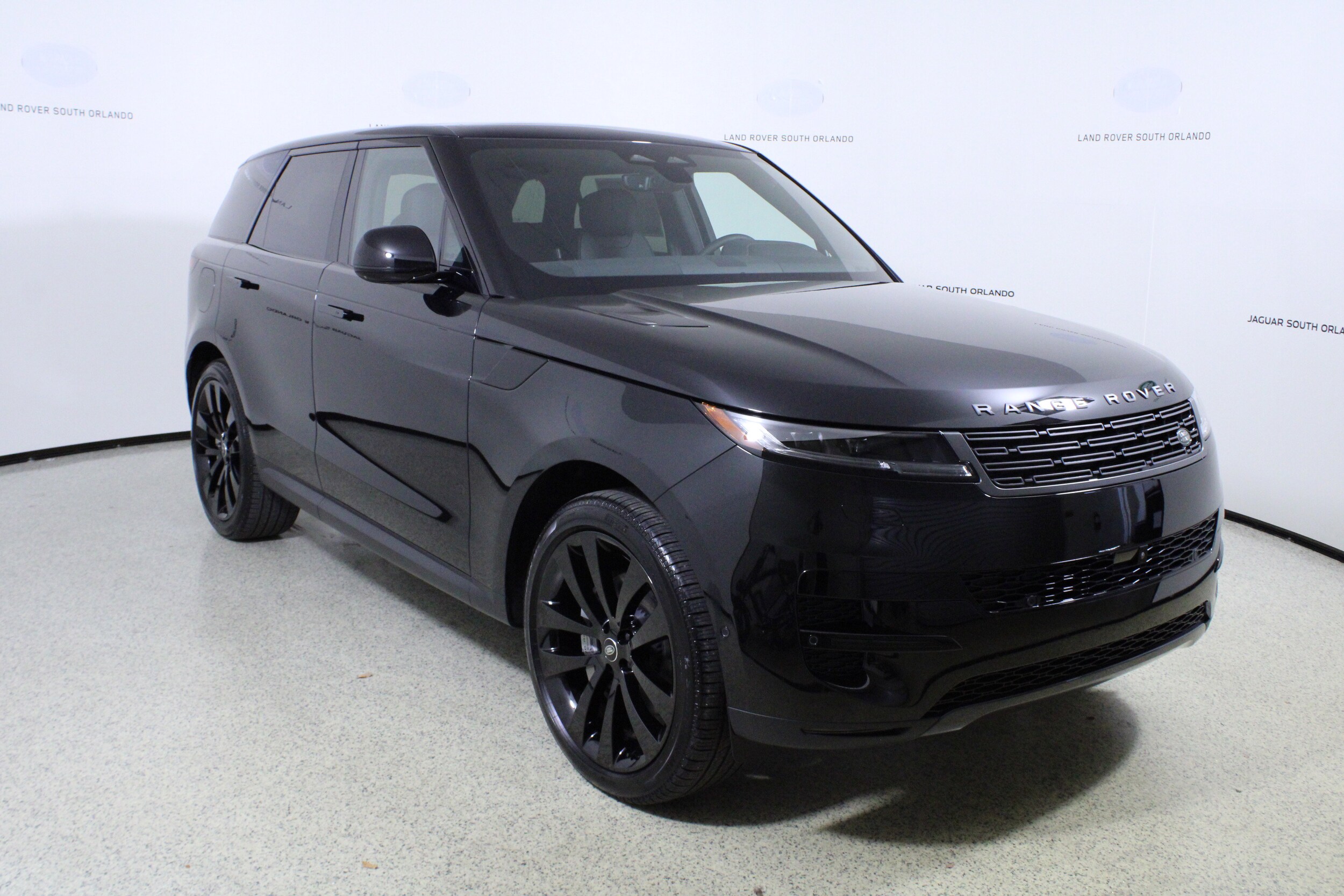 2025 Land Rover Range Rover SE photo 3