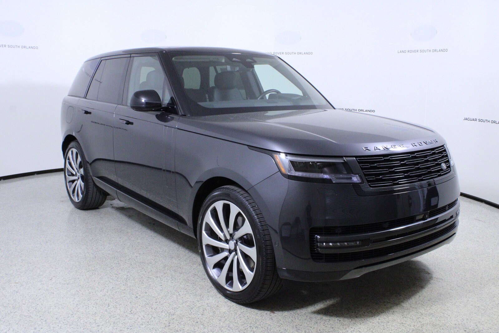 2025 Land Rover Range Rover SE photo 3