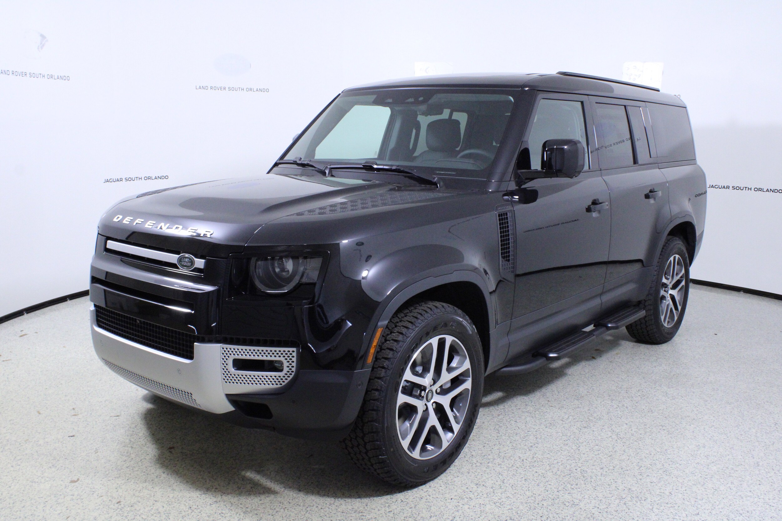 2025 Land Rover Defender 130 S photo 4