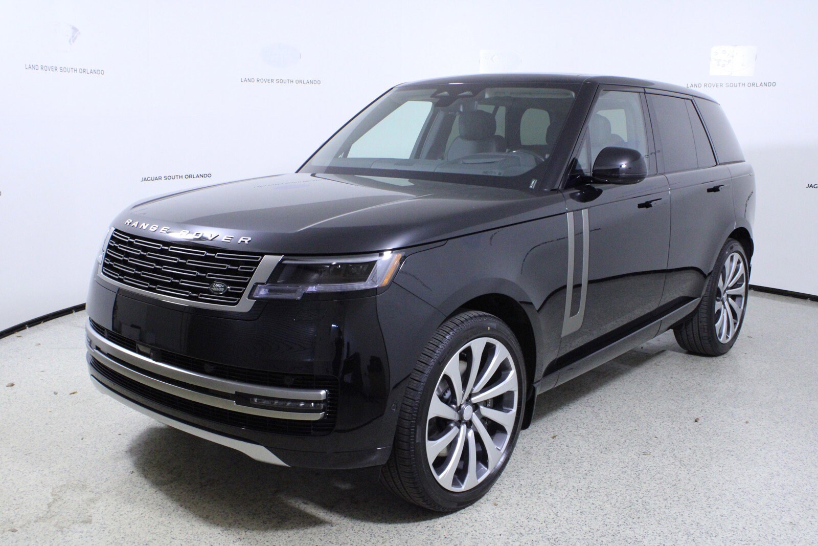 2025 Land Rover Range Rover SE photo 4