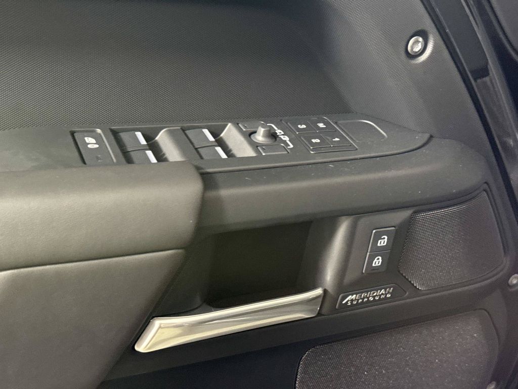 2026 Land Rover Defender X-Dynamic SE - Photo 17