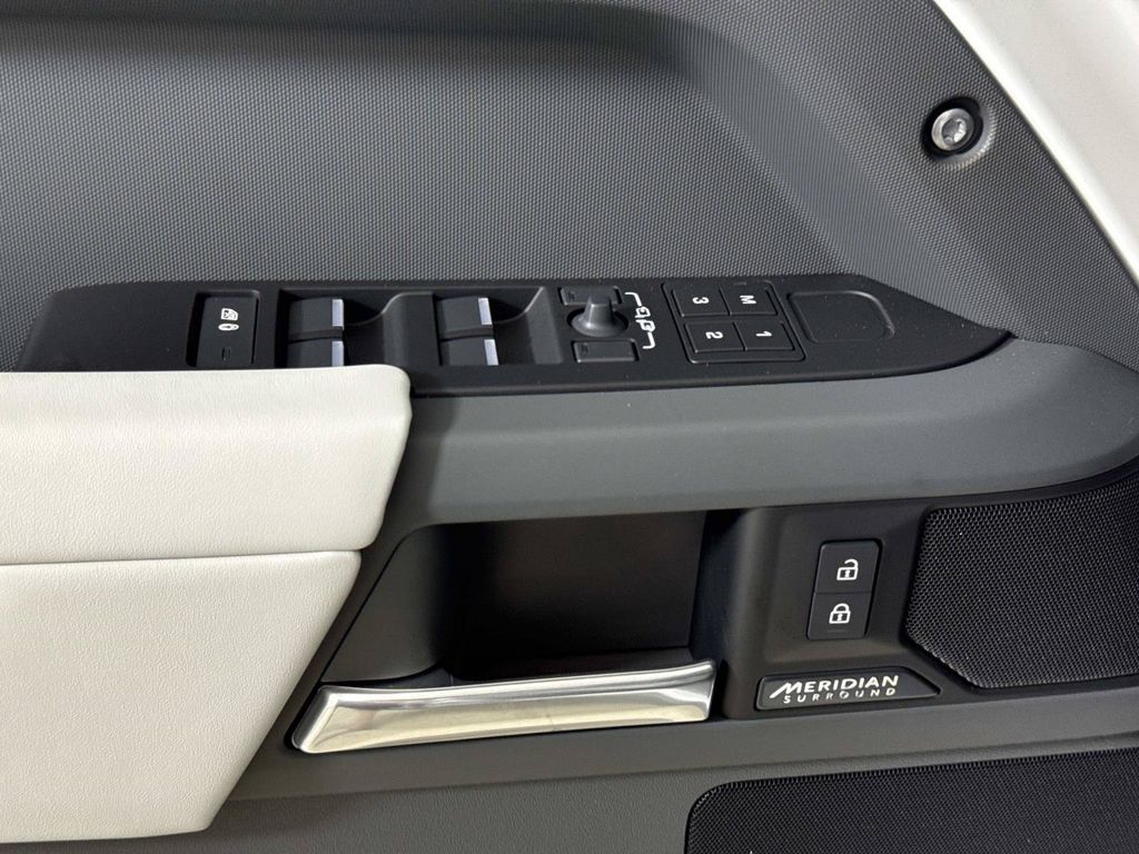 2026 Land Rover Defender X-Dynamic SE - Photo 25