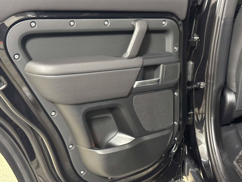 2026 Land Rover Defender X-Dynamic SE - Photo 12