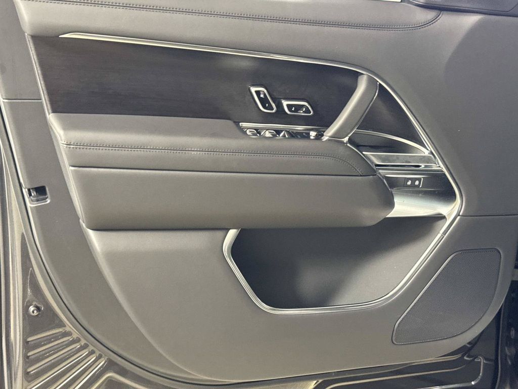 2026 Land Rover Range Rover SE - Photo 17