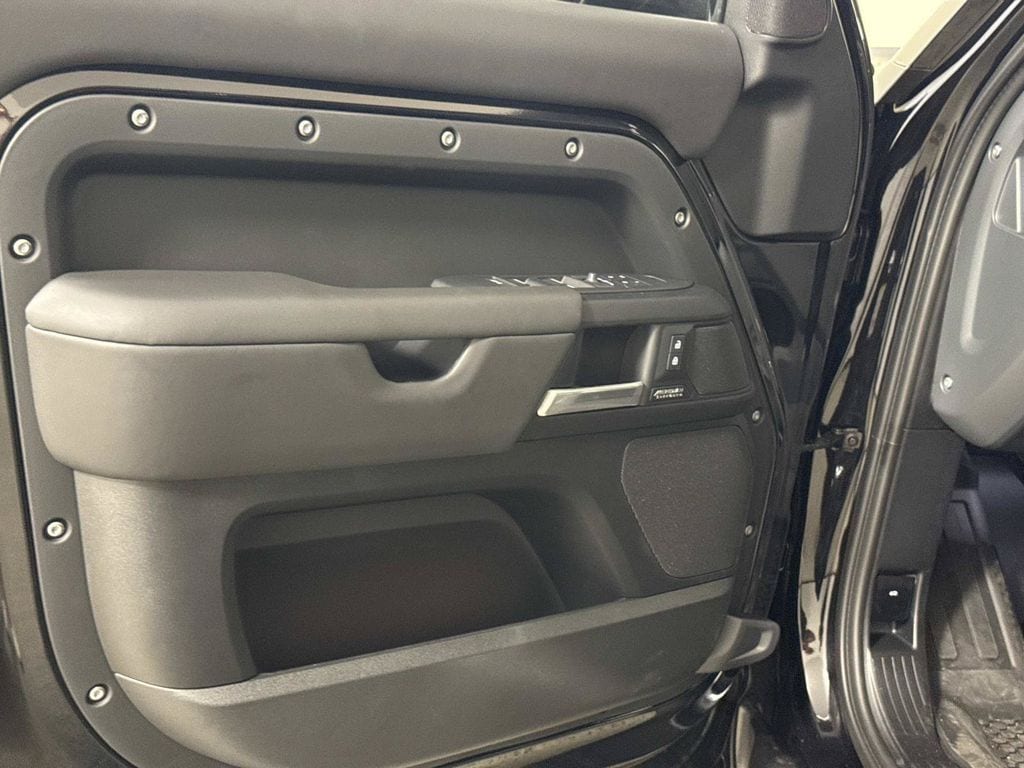 2026 Land Rover Defender X-Dynamic SE - Photo 16