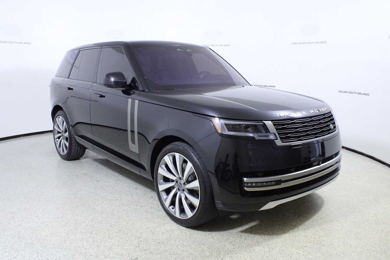 2023 Land Rover Range Rover SE photo 3