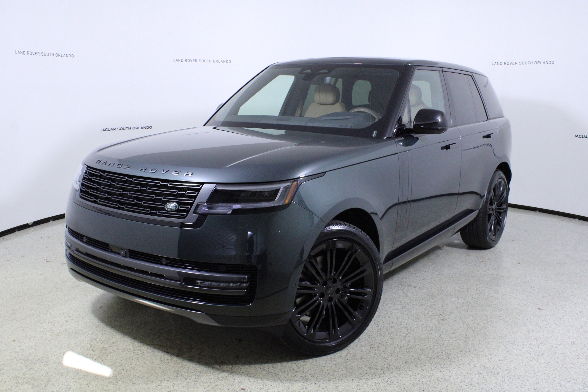 2026 Land Rover Range Rover SE's photo