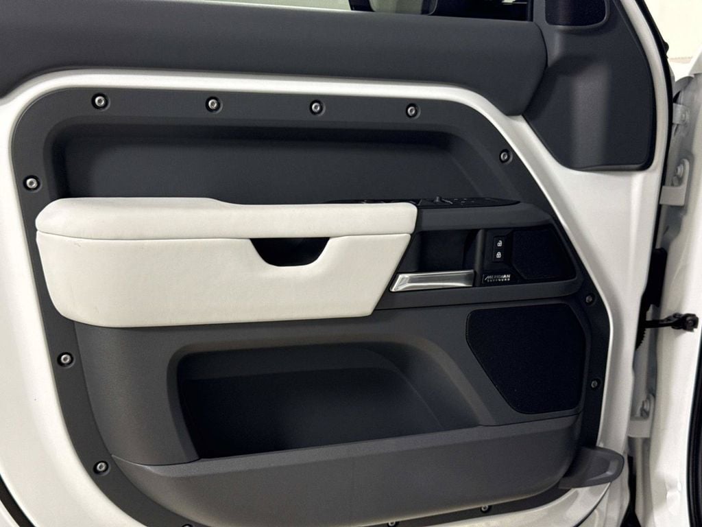 2026 Land Rover Defender X-Dynamic SE - Photo 24