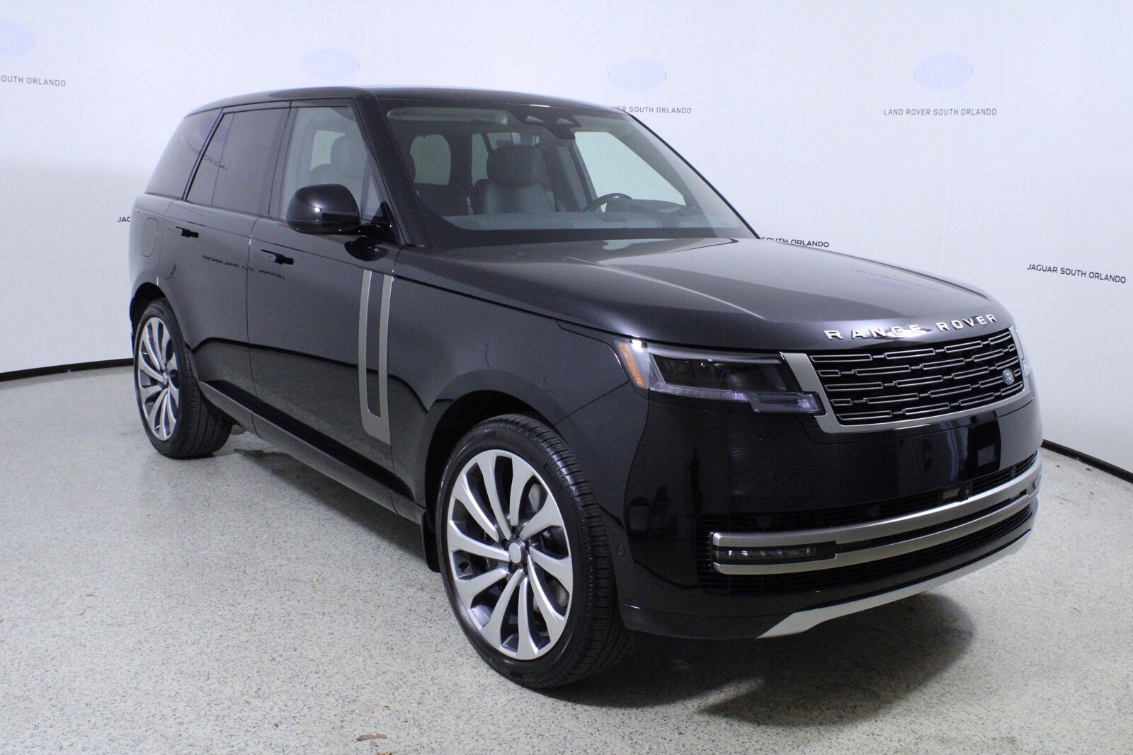 2025 Land Rover Range Rover SE photo 3