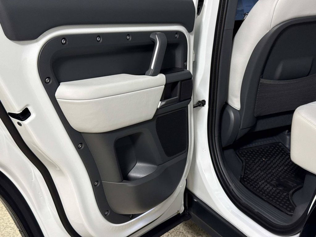 2026 Land Rover Defender X-Dynamic SE - Photo 19