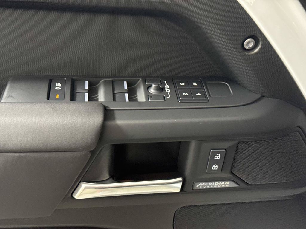 2026 Land Rover Defender X-Dynamic SE - Photo 17