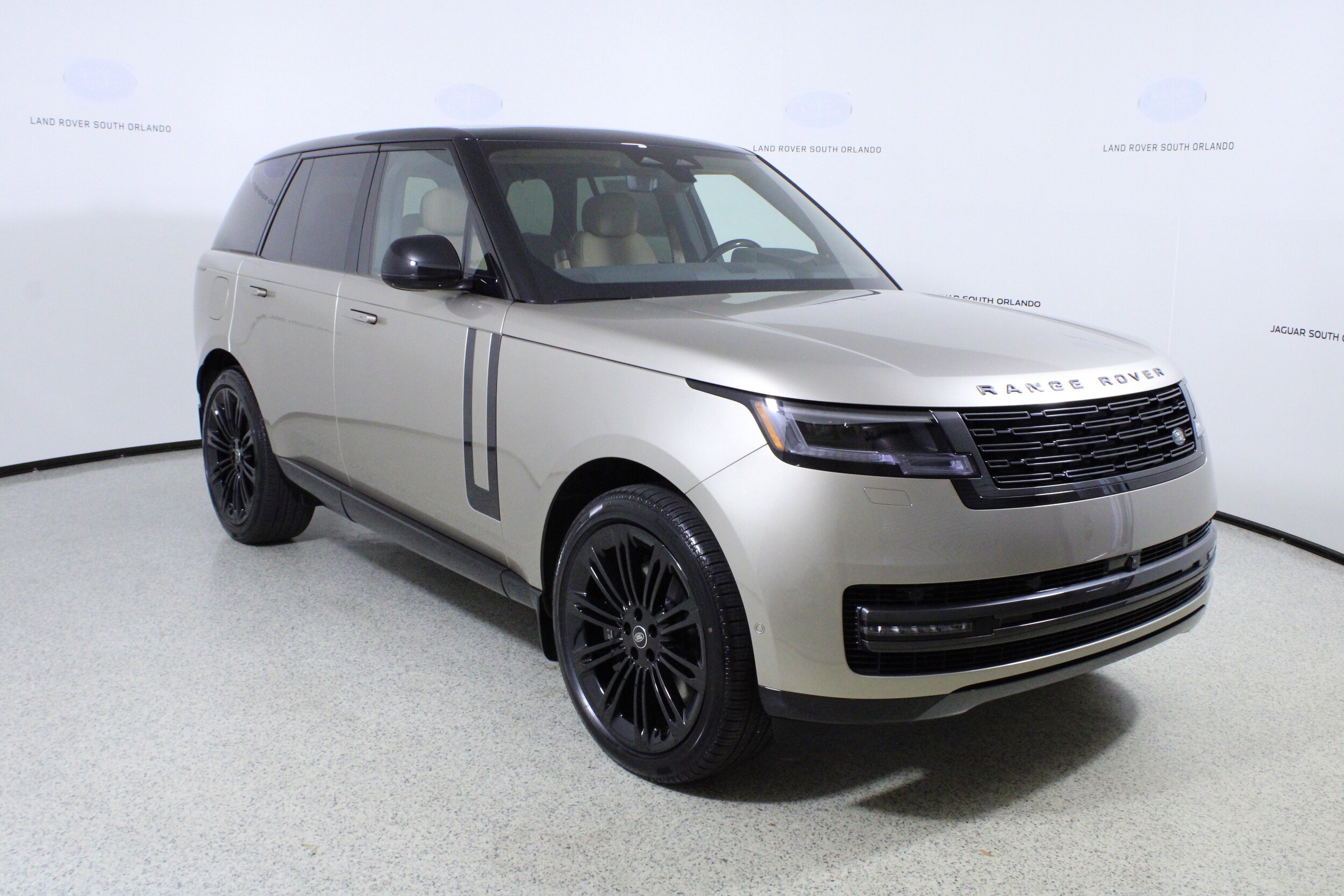 2025 Land Rover Range Rover SE photo 3