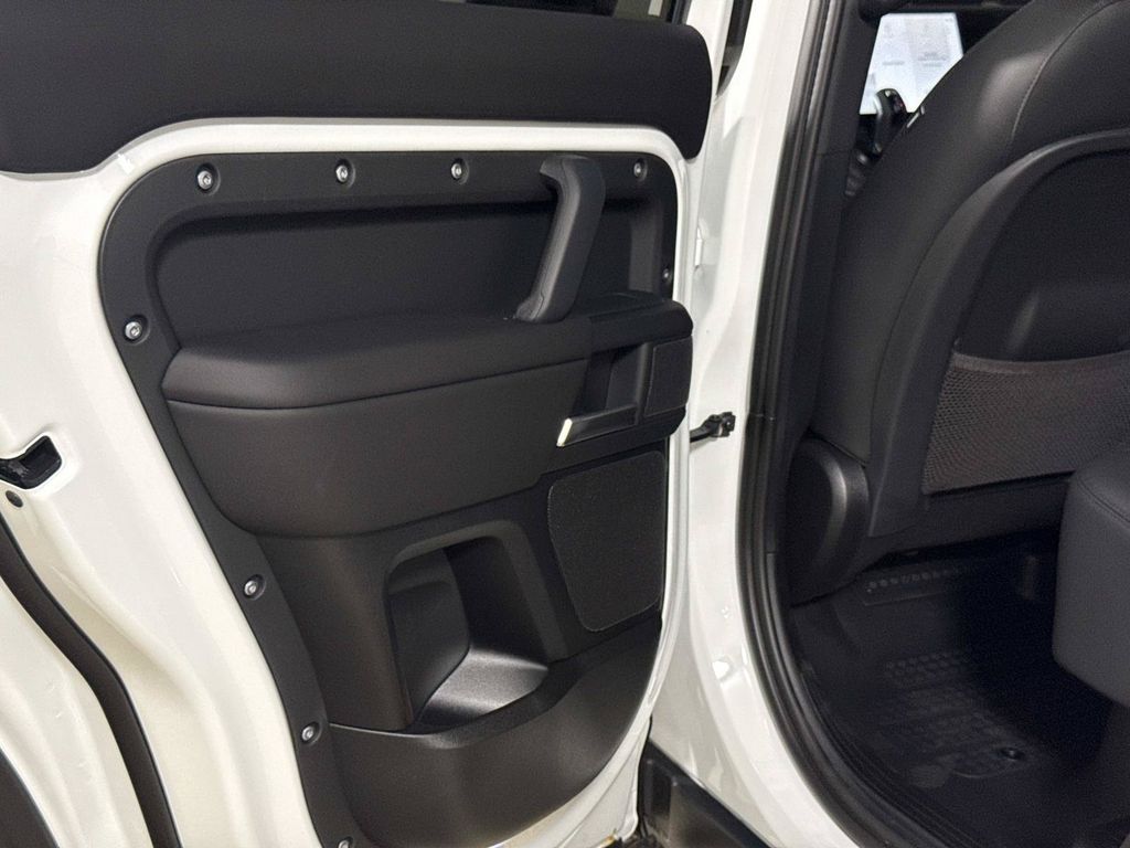 2026 Land Rover Defender X-Dynamic SE - Photo 12