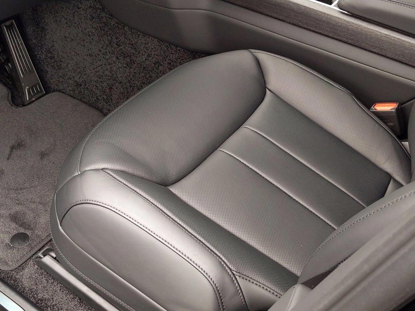 2025 Land Rover Range Rover SE photo 2