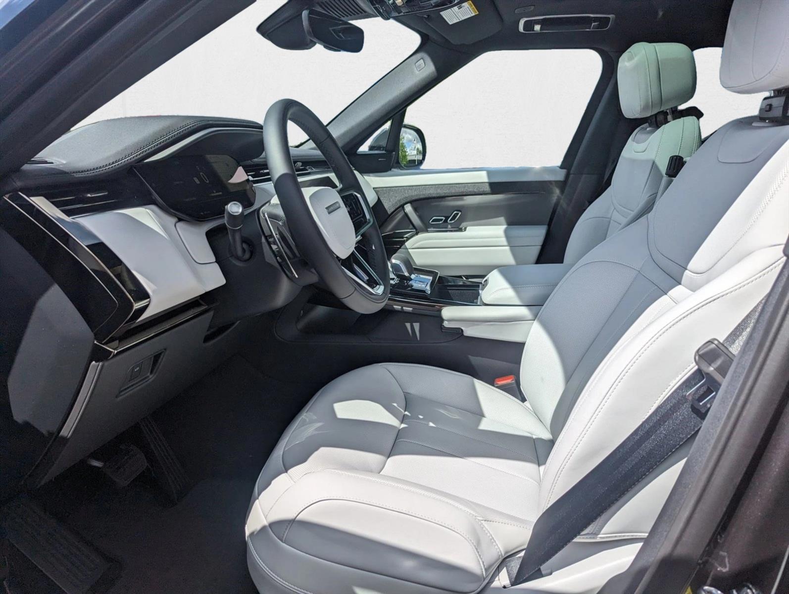 2025 Land Rover Range Rover Sport SE photo 3