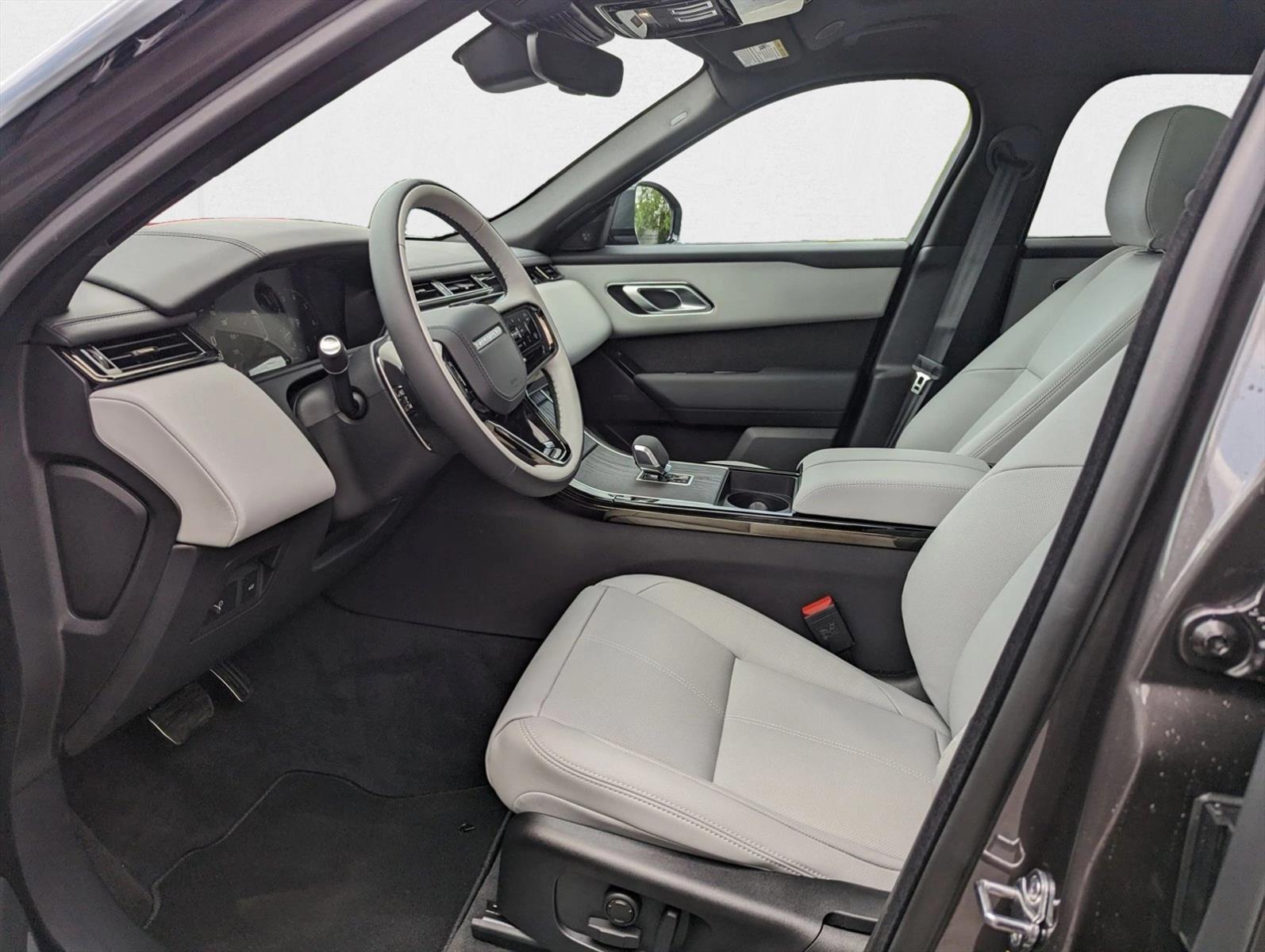 2026 Land Rover Range Rover Velar SE photo 3