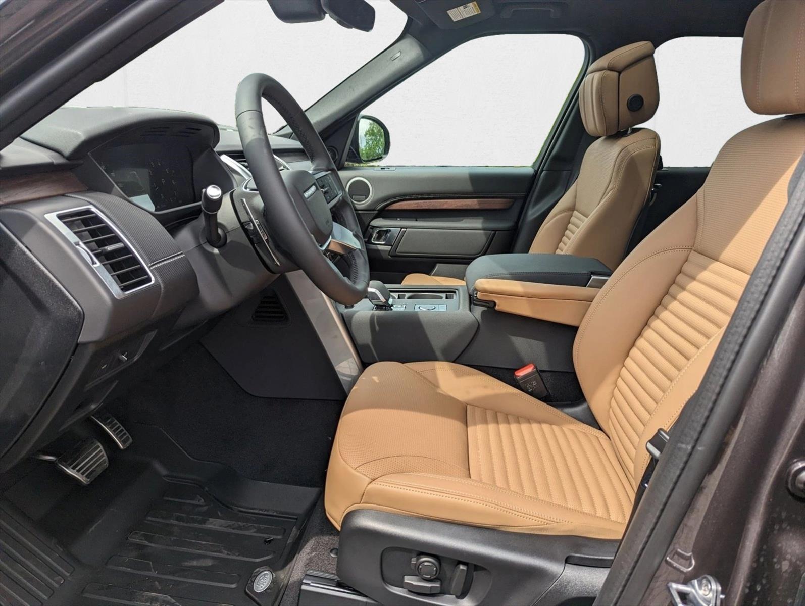 2025 Land Rover Discovery SE photo 2