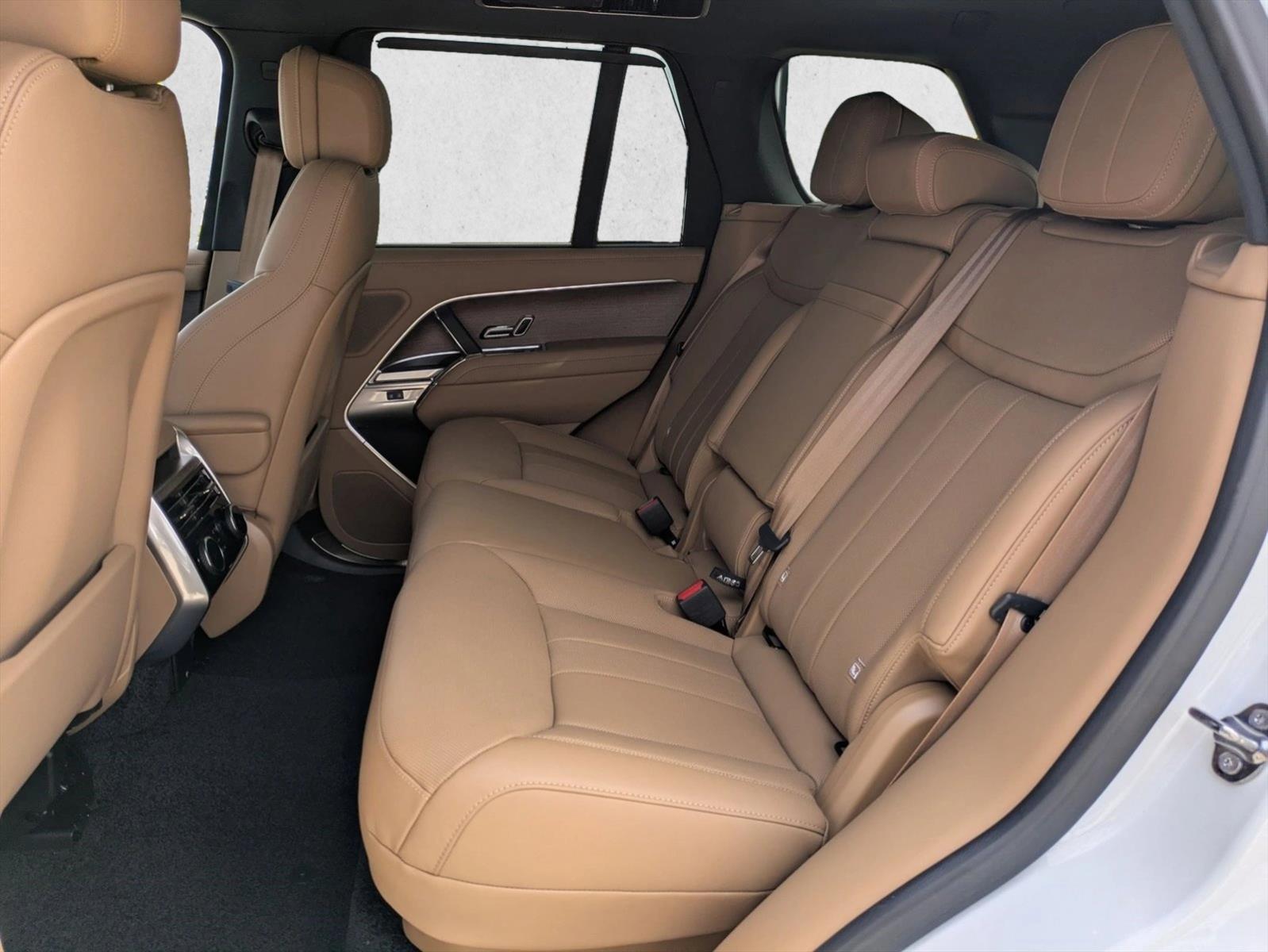2025 Land Rover Range Rover SE - Photo 16