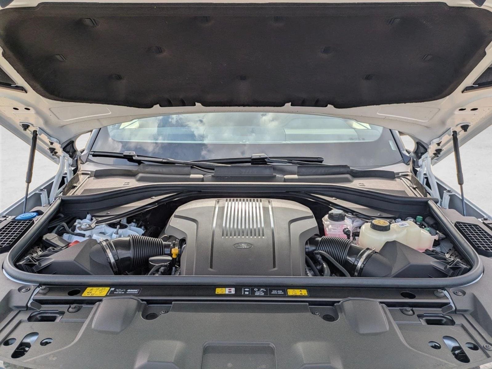 2025 Land Rover Range Rover SE - Photo 17