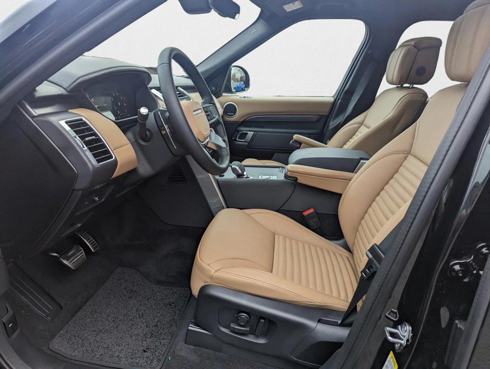 2024 Land Rover Discovery Metropolitan Edition photo 3