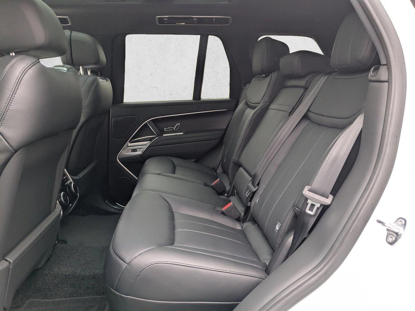 2025 Land Rover Range Rover SE - Photo 17