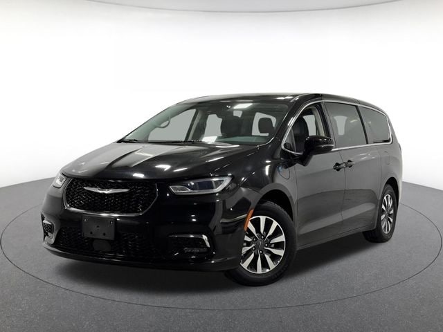 2024 Chrysler Pacifica Hybrid Select PHEV's photo