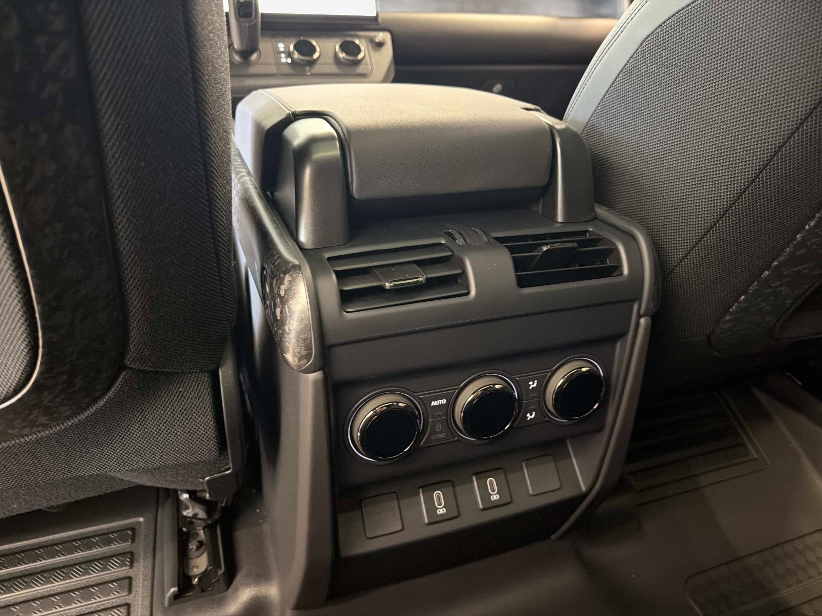 2026 Land Rover Defender OCTA Black - Photo 15