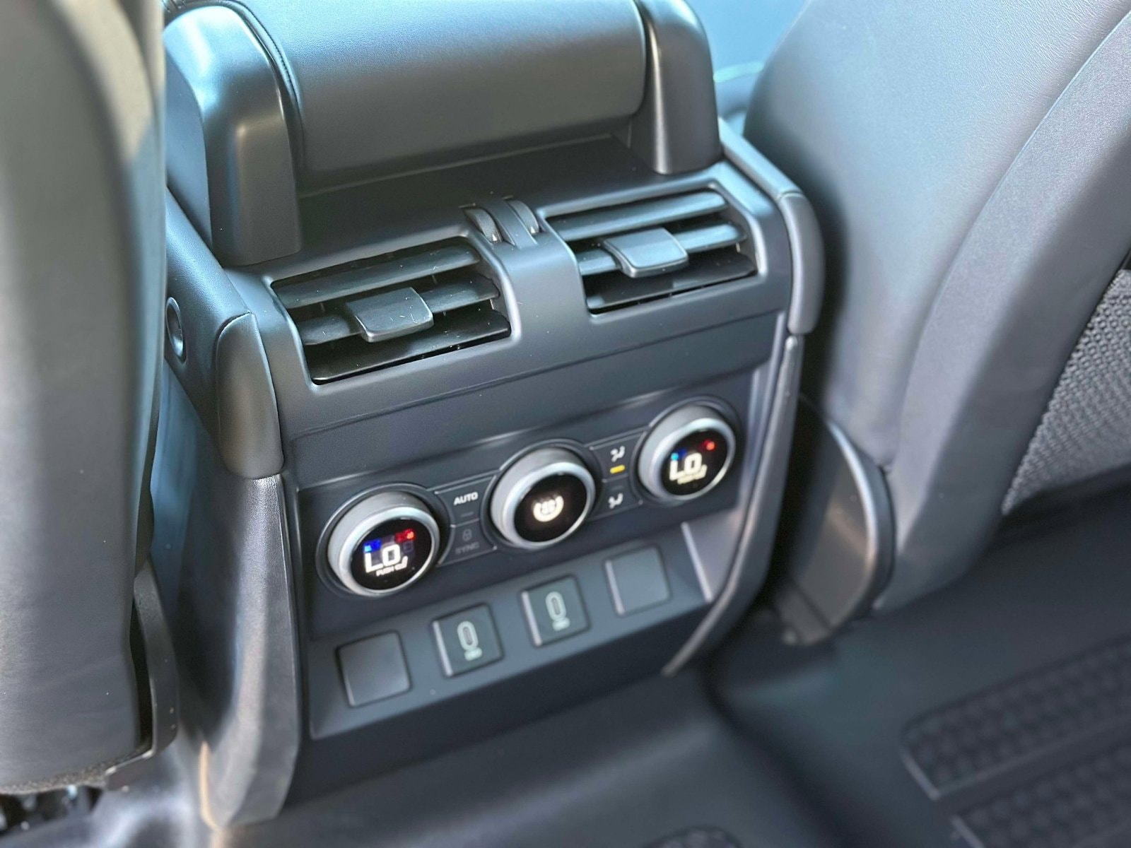 2026 Land Rover Defender X-Dynamic SE - Photo 10