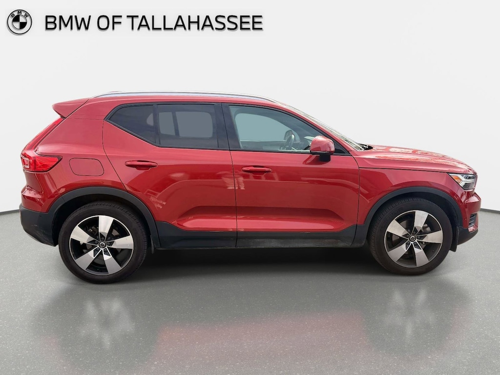 2019 Volvo XC40 R-Design Momentum photo 3