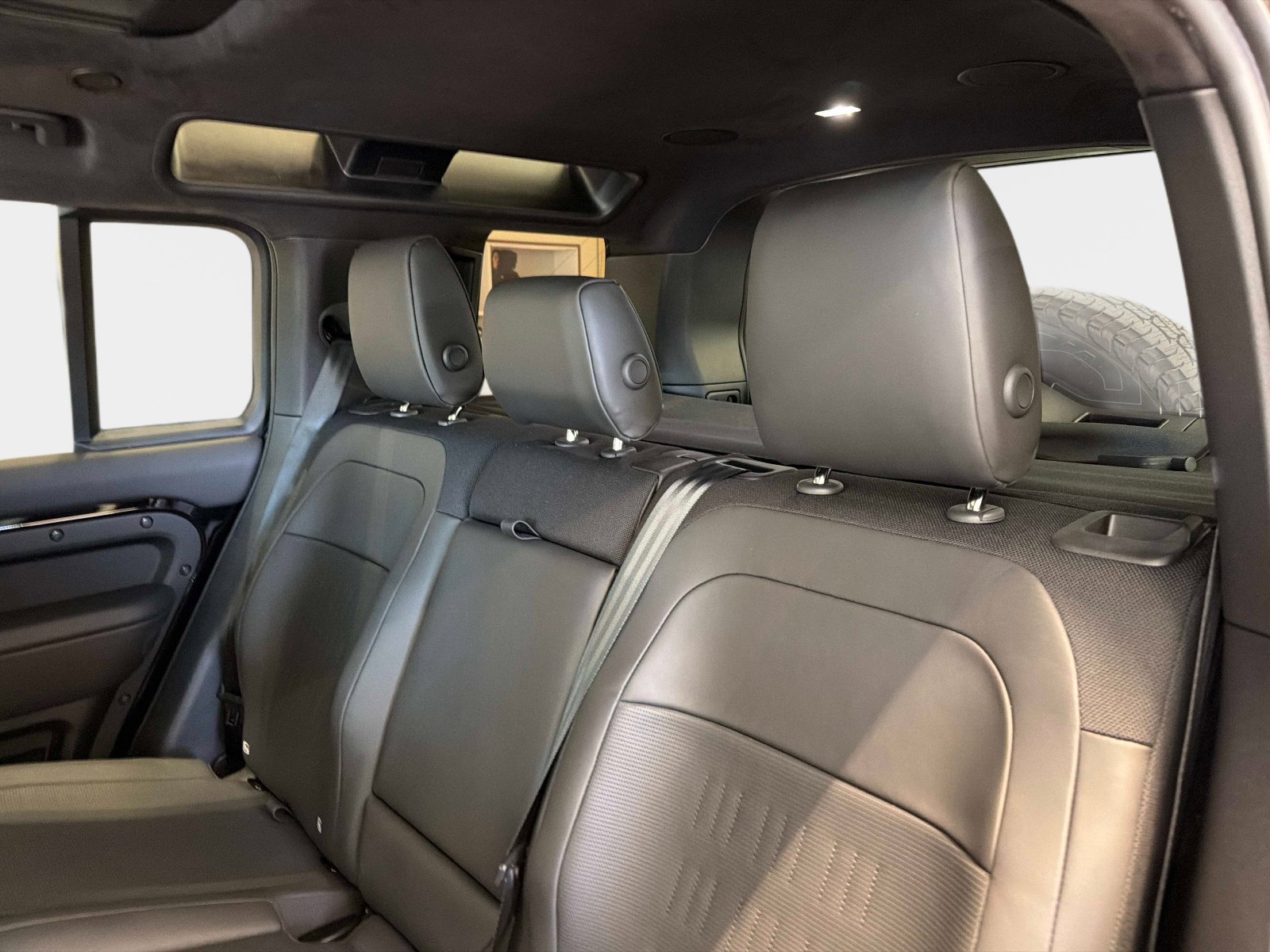 2026 Land Rover Defender OCTA Black - Photo 14
