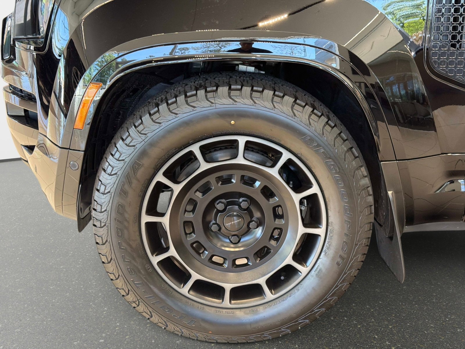 2026 Land Rover Defender OCTA Black - Photo 10