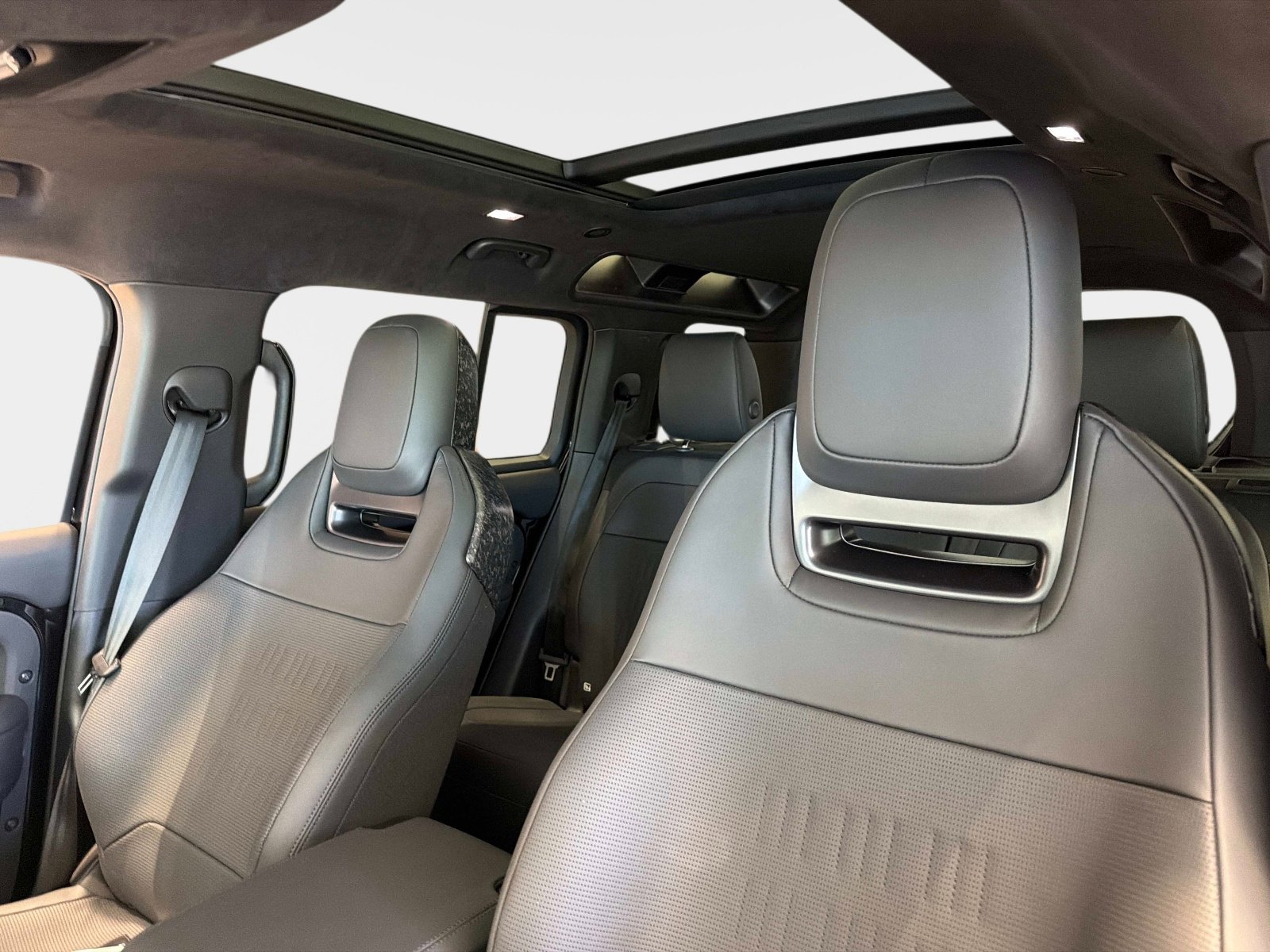 2026 Land Rover Defender OCTA Black - Photo 20