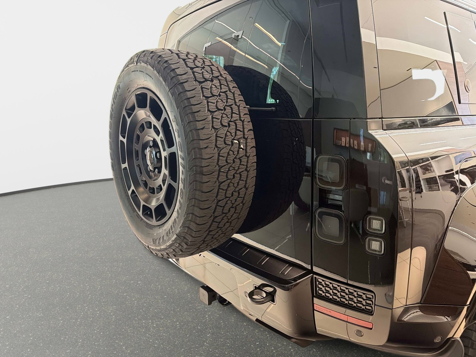 2026 Land Rover Defender OCTA Black - Photo 6